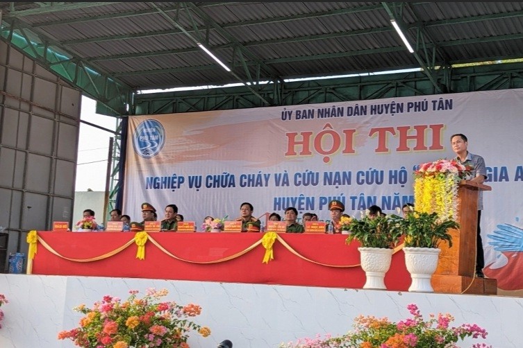 Ông Nguyễn Quốc Bảo, Phó Chủ tịch UBND huyện Phú Tân, Trưởng Ban tổ chức Hội thi phát biểu tại Hội thi.