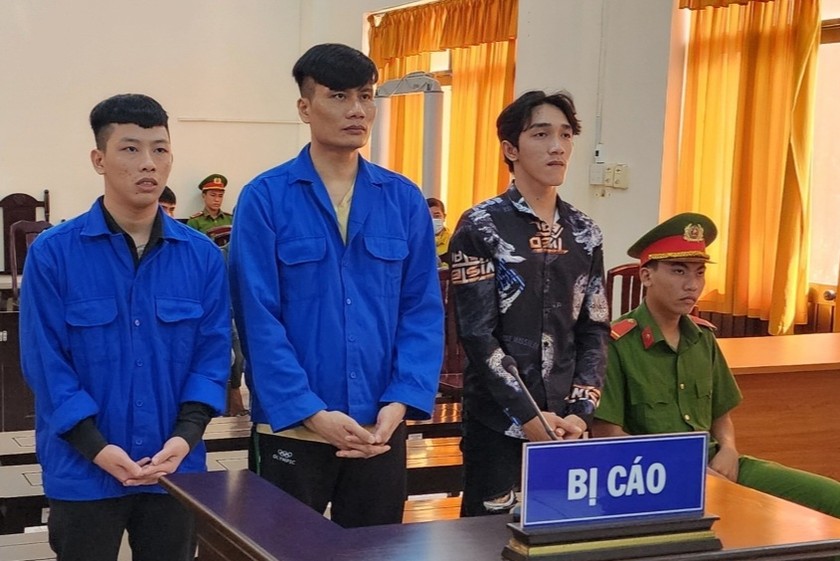03 bị cáo Luật, Sang và Minh nghe Tòa tuyên án (từ trái qua).