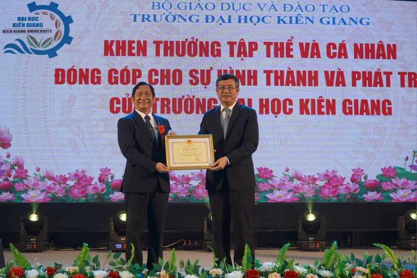 Thứ trưởng Bộ Giáo dục và Đào tạo Nguyễn Văn Phúc (phải), trao bằng khen của Bộ Giáo dục và Đào tạo cho Trường đại học Kiên Giang. (Ảnh: Khánh Thùy)