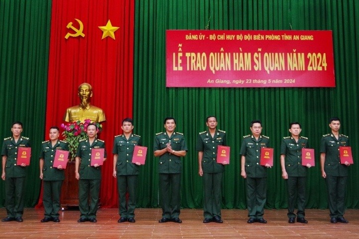 Trao quân hàm cho 64 sĩ quan biên phòng tỉnh An Giang
