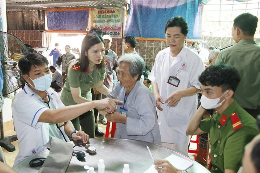 Công an tỉnh An Giang khám, cấp thuốc miễn phí và trao quà cho người khiếm thị