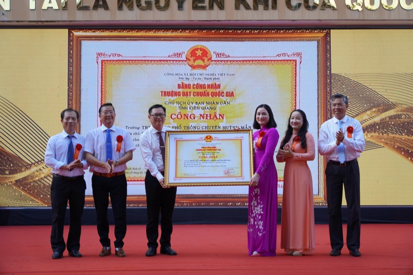 Trường THPT chuyên Huỳnh Mẫn Đạt (TP. Rạch Giá) nhận bằng công nhận trường đạt chuẩn quốc gia mức độ 2. 