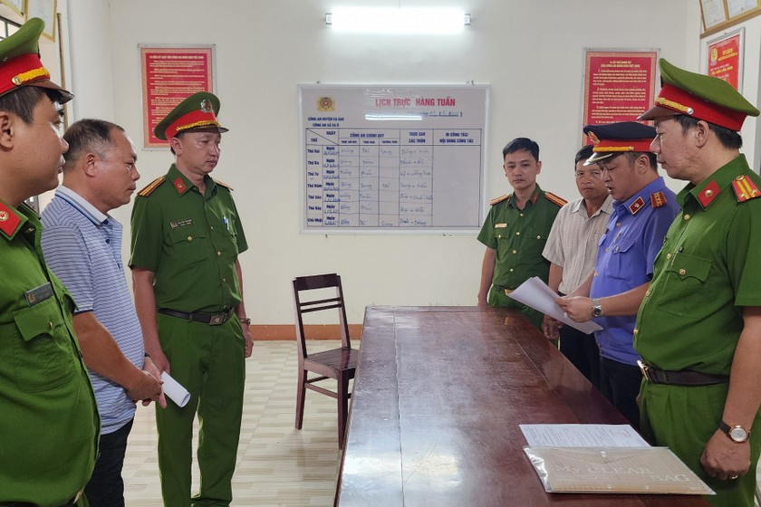 Cơ quan chức năng tống đạt quyết định khởi tố bị can và thực hiện lệnh bắt tạm giam 4 tháng đối với Nguyễn Văn Nguyên về hành vi "Lừa đảo chiếm đoạt tài sản".
