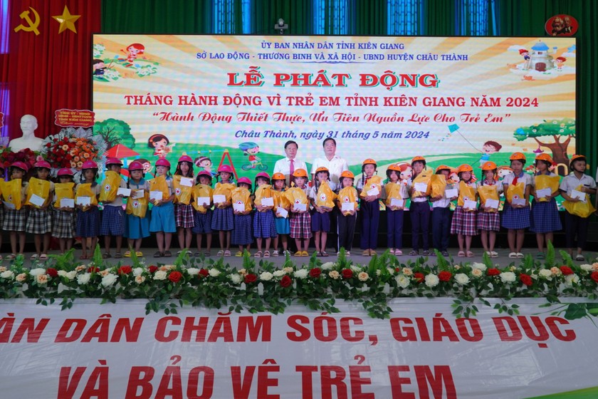 Giám đốc Sở LĐTBXH Kiên Giang - Đặng Hồng Sơn cùng Bí thư Huyện ủy Châu Thành - Lâm Minh Công tặng quà cho trẻ em có hoàn cảnh khó khăn.