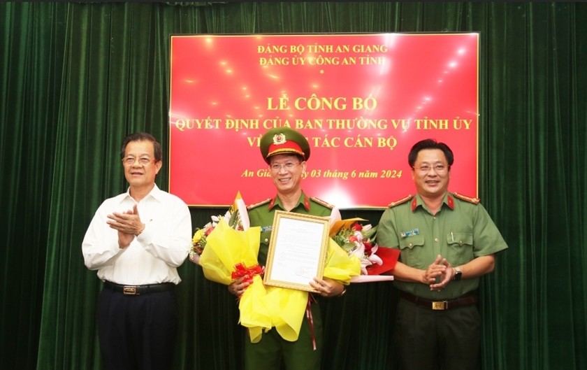 UV BCH Trung ương Đảng, Bí thư Tỉnh ủy An Giang Lê Hồng Quang và Đại tá Lâm Phước Nguyên - UV BTV Tỉnh ủy, Bí thư Đảng ủy, Giám đốc Công an tỉnh trao Quyết định và tặng hoa chúc mừng Đại tá Nguyễn Thế Hải.