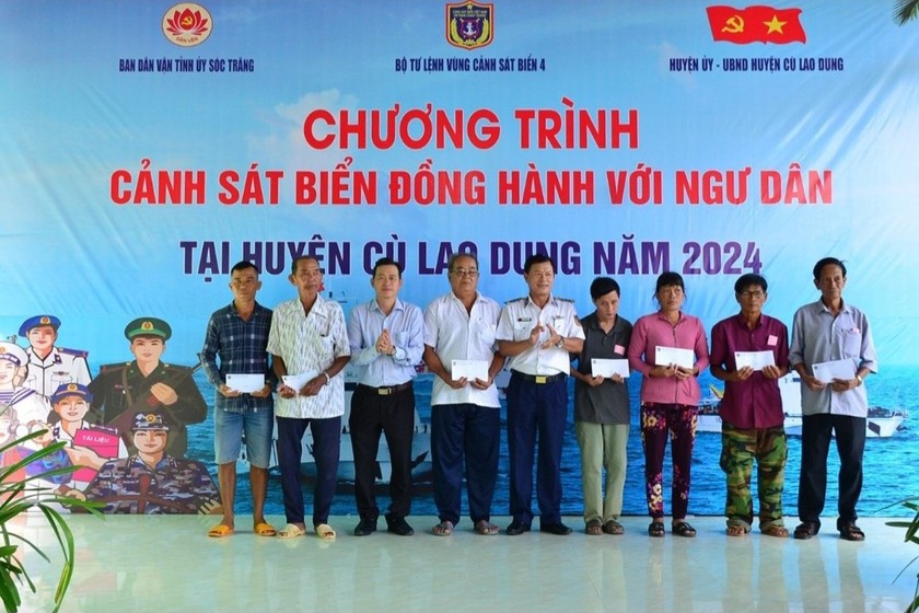 Đại tá Nguyễn Thái Dương - Phó Chính ủy BTL Vùng Cảnh sát biển 4 tặng quà cho các gia đình chính sách, hộ nghèo, ngư dân có hoàn cảnh khó khăn trên địa bàn.