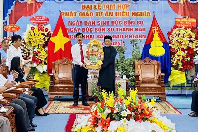 Phó Chủ tịch UBND tỉnh An Giang Lê Văn Phước (trái) trao quà cho Trưởng ban Trị sự Trung ương Phật hội Tứ Ân Hiếu Nghĩa Nguyễn Ngọc Trác.