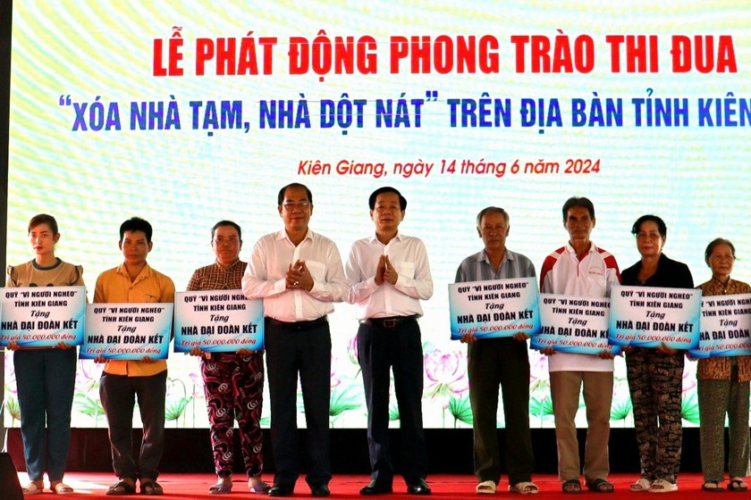 Ông Đỗ Thanh Bình (thứ 5 từ trái sang) - Bí thư Tỉnh ủy Kiên Giang, trao bảng tượng trưng xóa nhà tạm, nhà dột nát cho người dân ở huyện U Minh Thượng.