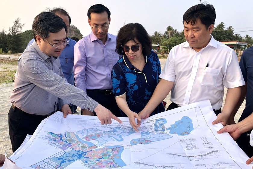 Ông Nguyễn Thanh Nghị (bìa trái) - Bộ trưởng Bộ Xây dựng, cùng lãnh đạo tỉnh Kiên Giang khảo sát các dự án tại thành phố Hà Tiên. Ảnh: Hồng Điệp