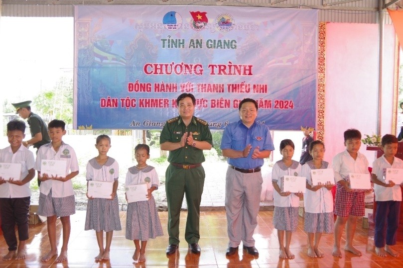 "Đồng hành với thanh thiếu nhi dân tộc Khmer ở khu vực biên giới"