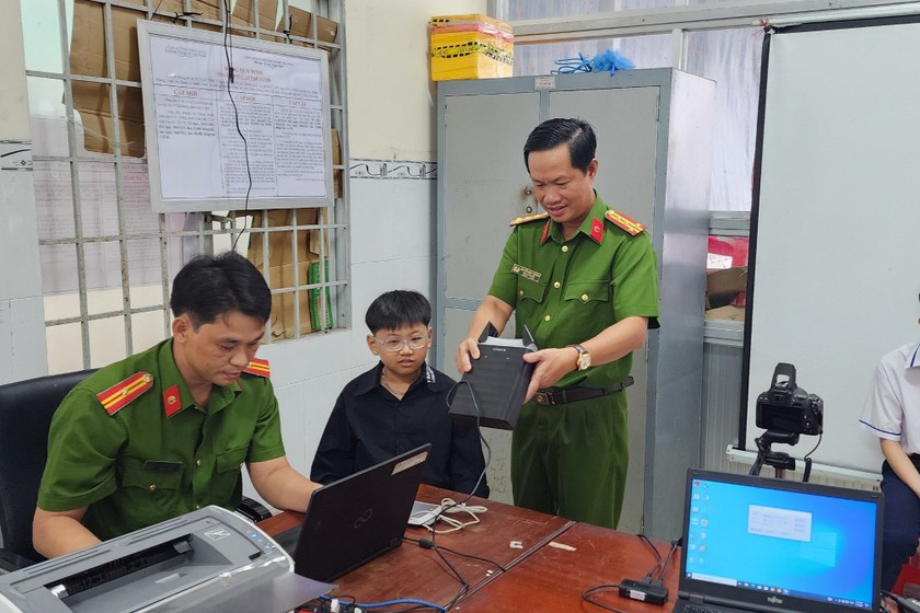 Đại tá Nguyễn Nhật Trường - Phó Giám đốc Công an tỉnh Kiên Giang kiểm tra việc cấp căn cước cho trẻ em tại Phòng Cảnh sát Quản lý Hành chính về Trật tự xã hội. 