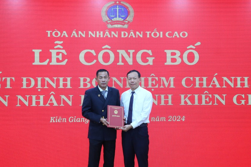 Ông Nguyễn Trí Tuệ ( bìa phải) - Phó Chánh án thường trực TAND Tối cao trao quyết định bổ nhiệm cho ông Võ Kế Nghiệp.