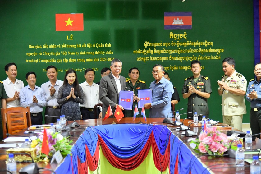 Hồi hương 10 bộ hài cốt liệt sĩ Quân tình nguyện và Chuyên gia hy sinh tại Campuchia
