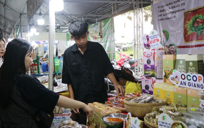 Nhiều gian hàng của doanh nghiệp trong và ngoài tỉnh tham gia ngày hội.