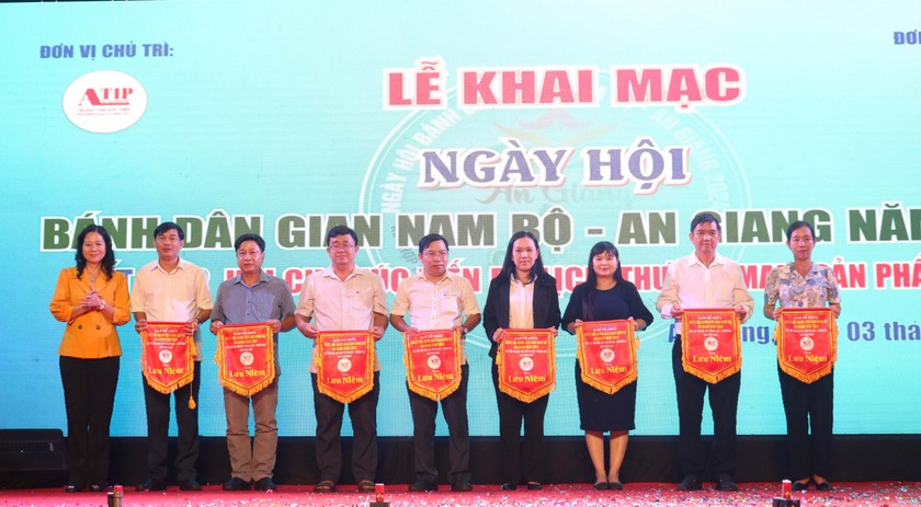 Ban Tổ chức trao cờ lưu niệm cho các đơn vị tham dự ngày hội.