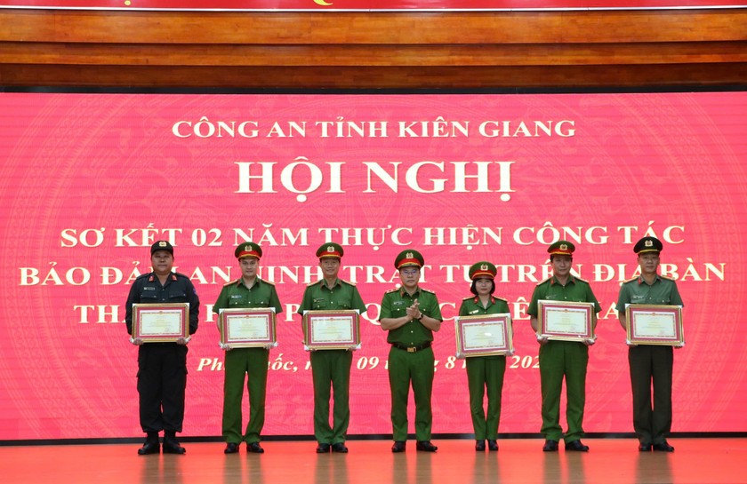 Thứ trưởng Nguyễn Văn Long tặng Bằng khen của Bộ Công an cho các tập thể có thành tích xuất sắc trong công tác đảm bảo ANTT trên địa bàn TP Phú Quốc.