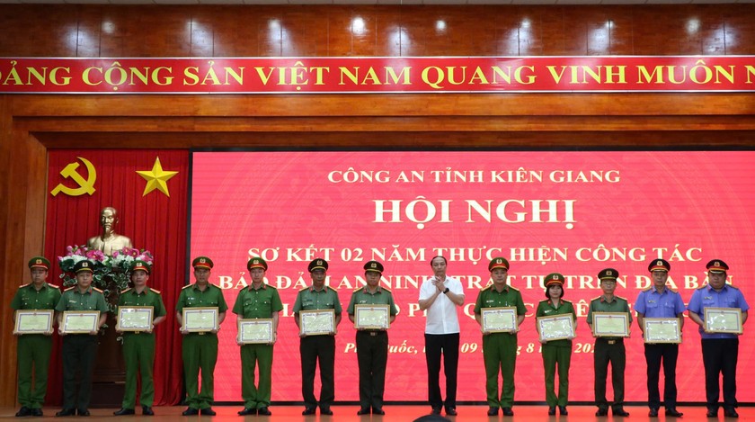 Chủ tịch tỉnh Kiên Giang Lâm Minh Thành trao Giấy khen cho các cá nhân có thành tích xuất sắc.