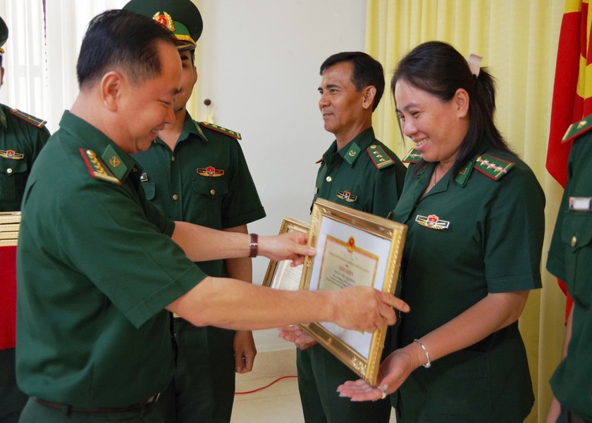 Đại tá Trần Ngọc Châu - Phó Chỉ huy trưởng, Tham mưu trưởng BĐBP tỉnh tặng Giấy khen của Bộ Chỉ huy cho các huấn luyện viên, vận động viên.