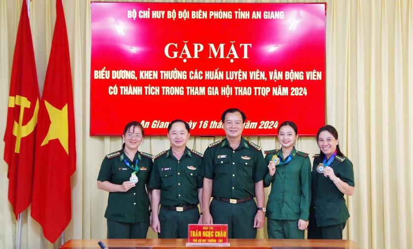 Đại úy QNCN Huỳnh Thị Huệ (đứng thứ nhất từ trái sang) đạt huy chương bạc môn Cầu lông; Thượng úy QNCN Thái Thị Diệu (đứng thứ nhất từ phải sang) đạt đạt huy chương bạc môn Quần vợt; Binh nhì Vũ Thị Quế Trâm (đứng thứ 2 từ phải sang) đạt đạt huy chương vàng môn Võ chiến đấu tay không.