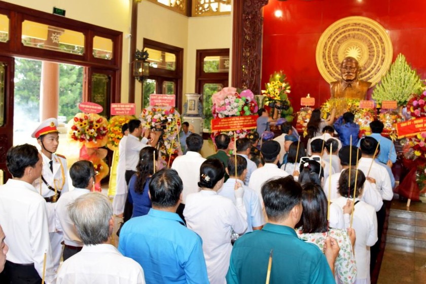 Dâng hương tưởng nhớ Chủ tịch Tôn Đức Thắng.