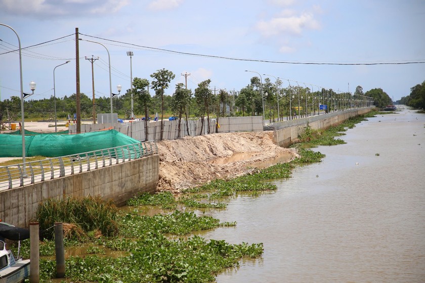 Đoạn kè bị sạt lở ra phía kênh Hà Giang.