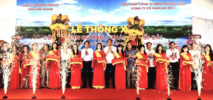 Lãnh đạo Tỉnh ủy, UBND tỉnh Kiên Giang, các sở ngành liên quan thực hiện nghi thức thông xe đường 3 tháng 2 nối dài.