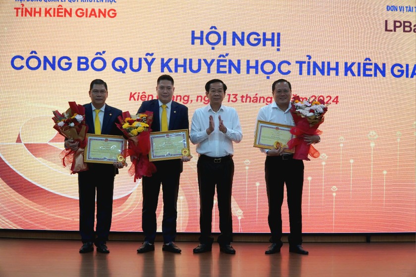 Ông Đỗ Thanh Bình - Bí thư Tỉnh ủy Kiên Giang trao bằng khen Chủ tịch UBND tỉnh Kiên Giang cho những cá nhân có những đóng góp thành lập Quỹ Khuyến học tỉnh Kiên Giang.