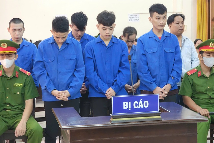 Các bị cáo tại phiên xét xử.