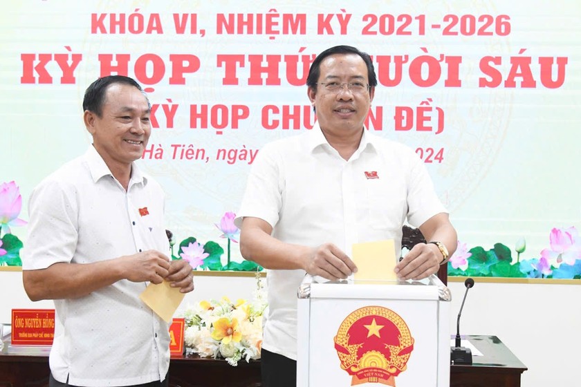 Ông Dương Văn Thuận - Chủ tịch HĐND thành phố Hà Tiên, tỉnh Kiên Giang bỏ phiếu tín nhiệm.