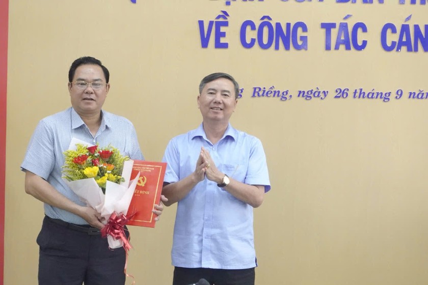 Trưởng Ban Tổ chức Tỉnh ủy Kiên Giang Lê Thanh Hùng trao Quyết định cho ông Trần Minh Thể.