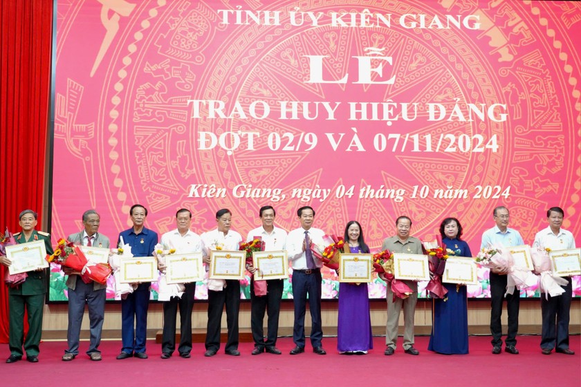 Bí thư Tỉnh ủy Kiên Giang Đỗ Thanh Bình trao Huy hiệu Đảng cho các đảng viên.