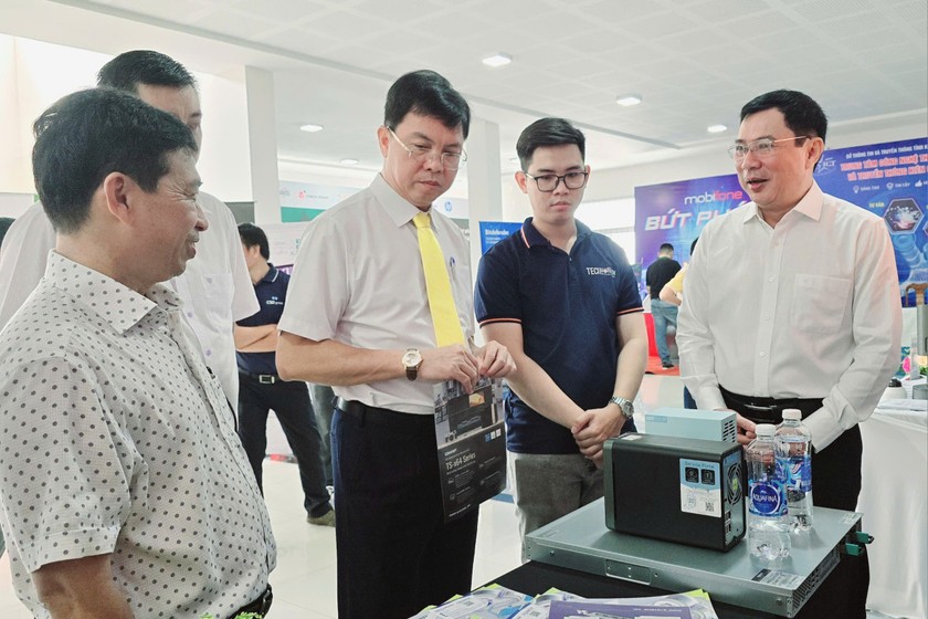 Ông Nguyễn Lưu Trung - Phó Chủ tịch UBND tỉnh Kiên Giang (đứng thứ 3 từ phải qua) và ông Võ Minh Trung - Giám đốc Sở Thông tin và Truyền thông tỉnh Kiên Giang (đứng đầu từ phải qua) tại Chương trình phát động hưởng ứng Ngày chuyển đổi số quốc gia.