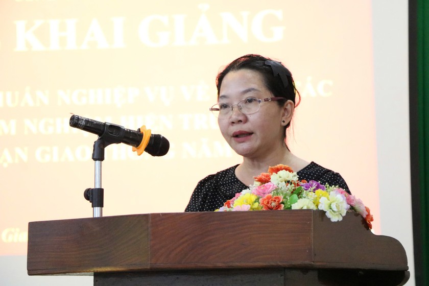 Bà Phạm Thị Hương - Phó Giám đốc Sở Tư pháp phát biểu tại buổi Lễ khai giảng.