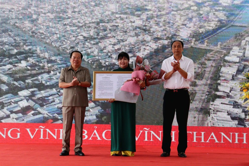 Ông Mai Văn Huỳnh - Phó Bí thư Thường trực Tỉnh ủy, Chủ tịch HĐND tỉnh và ông Lâm Minh Thành - Phó Bí thư Tỉnh ủy, Chủ tịch UBND tỉnh trao Nghị quyết số 1247/NQ-UBTVQH15 của Ủy ban Thường vụ Quốc hội cho bà Phạm Thị Bích Quyên - Bí thư Đảng ủy phường Vĩnh Thanh Vân.