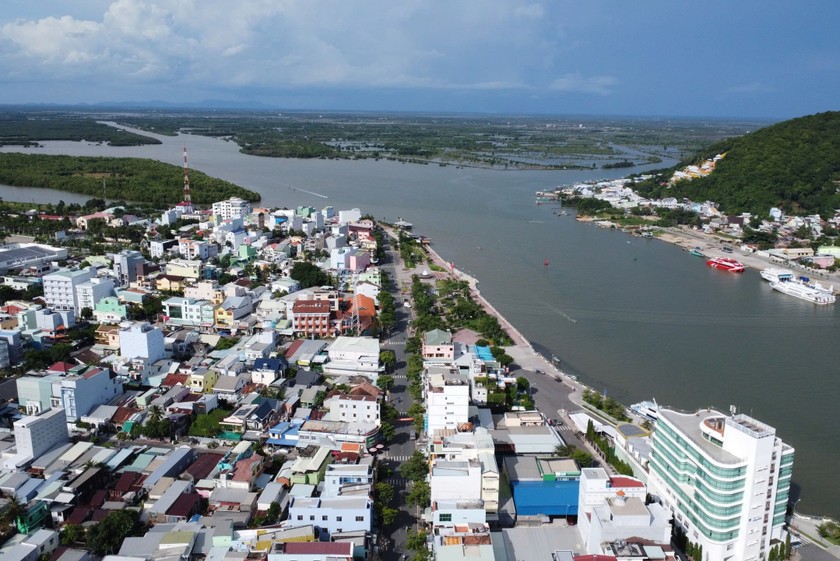 Toàn cảnh TP Hà Tiên nhìn từ trên cao.