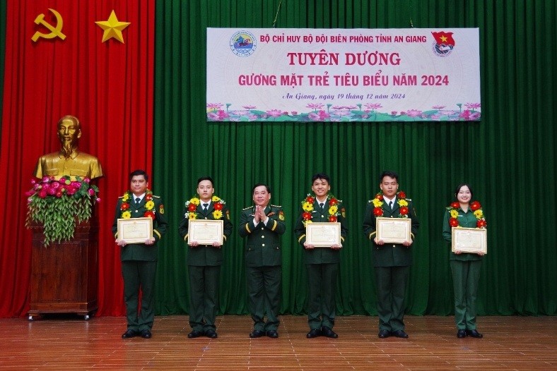 Thượng tá Nguyễn Văn Hiệp, Bí thư Đảng ủy, Chính ủy BĐBP tỉnh An Giang trao vòng hoa, giấy khen cho các cán bộ, chiến sĩ.