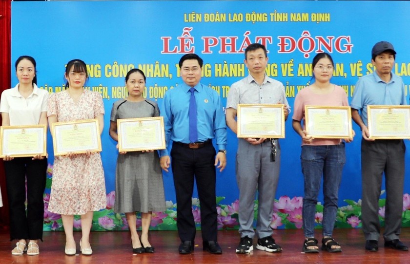 Liên đoàn Lao động tỉnh Nam Định tặng quà 500 công nhân có hoàn cảnh khó khăn