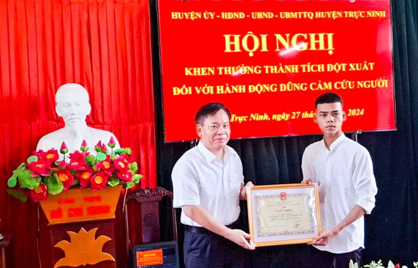 Chủ tịch UBND tỉnh Nam Định tặng bằng khen hai thanh niên cứu người trong đám cháy tại Trung Kính (Hà Nội)