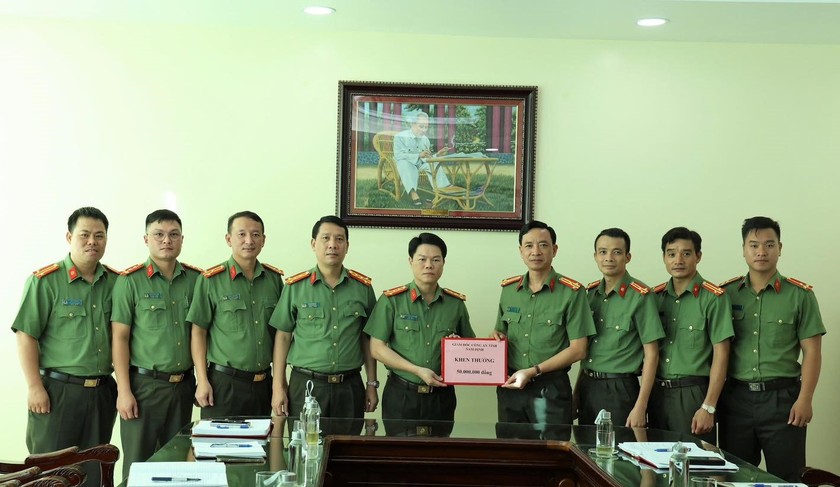 Đại tá Nguyễn Hữu Mạnh - Giám đốc Công an tỉnh Nam Định thưởng nóng 50 triệu đồng cho tập thể cán bộ, chiến sĩ có thành tích đặc biệt xuất sắc