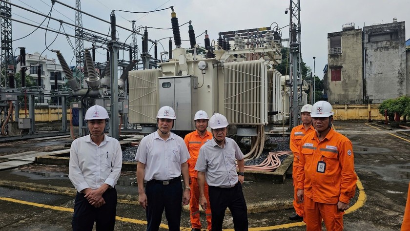 Đoàn công tác kiểm tra tại TBA 110kV Mỹ Xá - TP Nam Định.