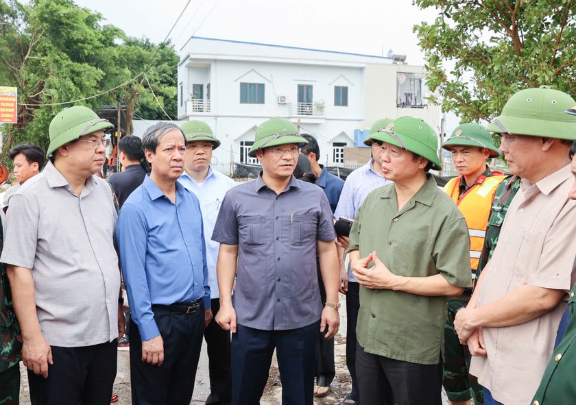 Phó Thủ tướng Trần Hồng Hà dẫn đầu đoàn kiểm tra tình hình lũ tại Nam Định