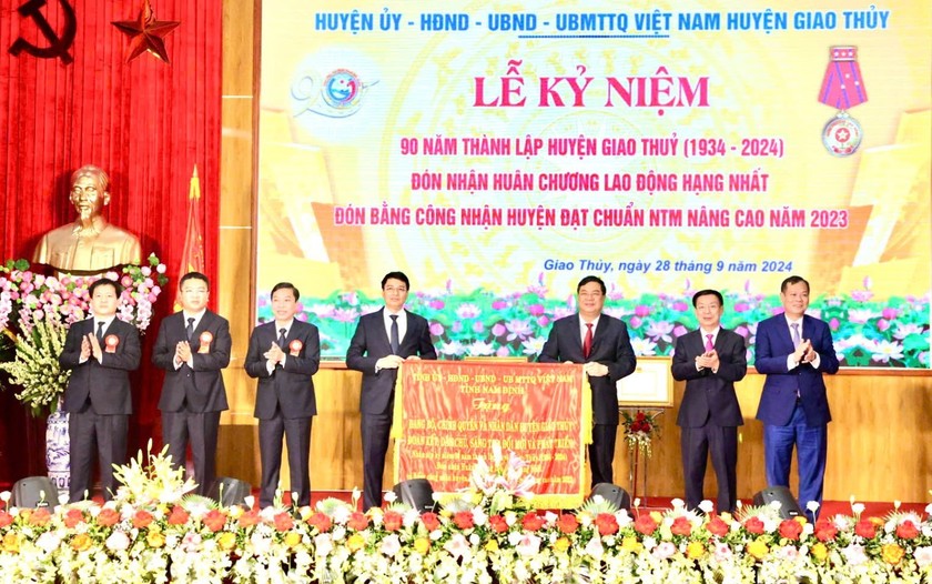 Lãnh đạo tỉnh Nam Định chúc mừng Đảng bộ và nhân dân Giao Thủy nhân kỷ niệm 90 năm thành lập huyện, nhận Huân chương Lao động hạng Nhất và Bằng công nhận huyện đạt chuẩn nông thôn mới nâng cao năm 2023