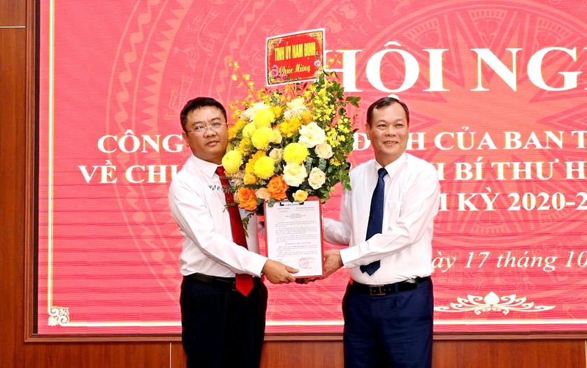 Ông Lê Quốc Chỉnh – Phó Bí thư Thường trực Tỉnh ủy - Trưởng đoàn Đoàn đại biểu Quốc hội tỉnh - Chủ tịch HĐND tỉnh Nam Định trao Quyết định, tặng hoa chúc mừng tân Bí thư huyện Giao Thủy.