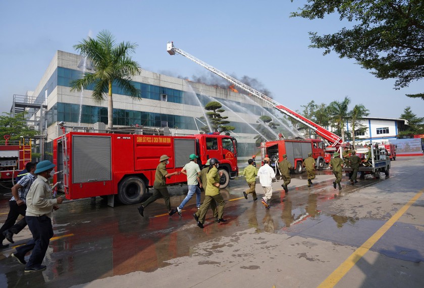 Thực binh phương án chữa cháy và cứu nạn, cứu hộ với sự tham gia của 36 phương tiện các loại cùng 1.842 người tại Công ty TNHH giầy Amara Việt Nam.