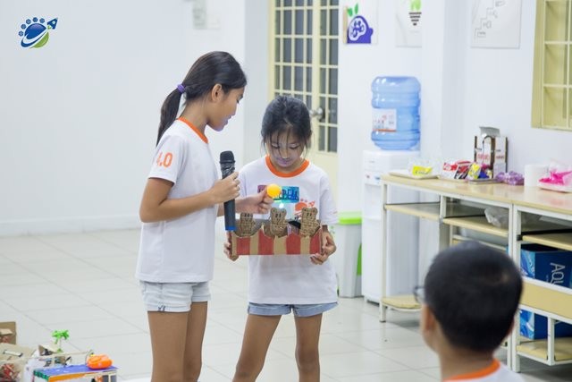 Các em học sinh KDI Education trong tiết thực hành tại phòng học STEM.