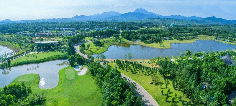 Cách trung tâm thủ đô chưa đầy 60km, không gian Resort 5 sao Flamingo Đại Lải được xem là lựa chọn lý tưởng cho những ai tìm một chốn nghỉ dưỡng không quá xa Hà Nội mà vẫn đem lại cảm giác gần gũi với tự nhiên.