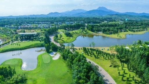 Cách trung tâm thủ đô chưa đầy 60km, không gian Resort 5 sao Flamingo Đại Lải không quá xa Hà Nội nhưng vẫn đem lại cảm giác gần gũi với tự nhiên.