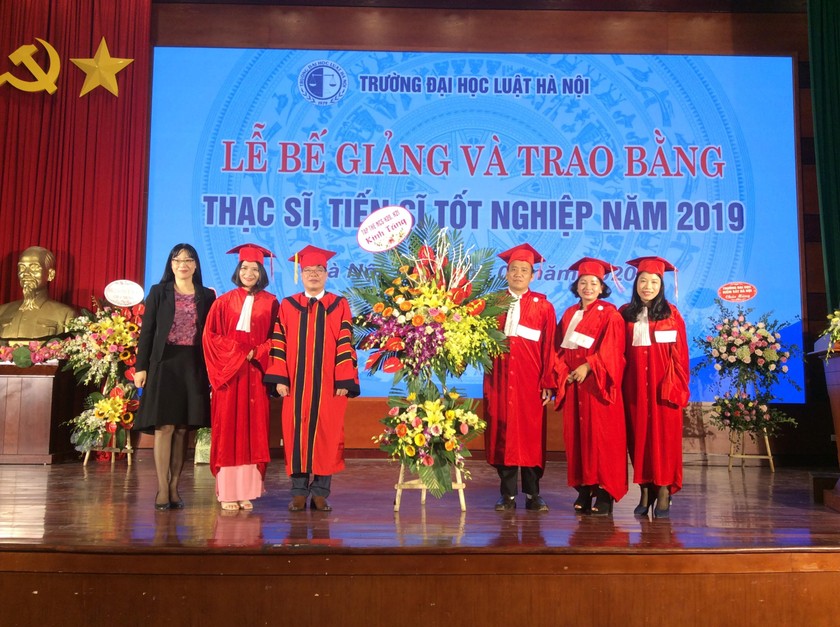 Đại học Luật Hà Nội bế giảng Lớp cao học luật khóa 25 và Lớp nghiên cứu sinh khóa 21