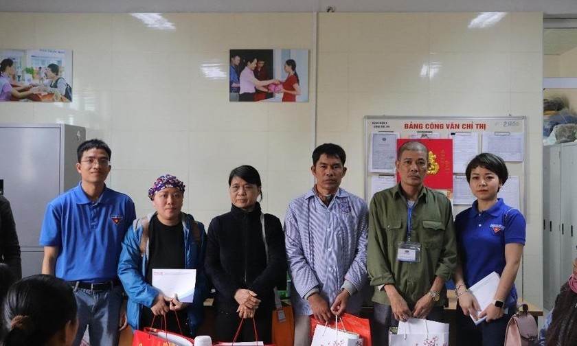 Đoàn Thanh niên Báo PLVN thăm hỏi, tặng quà Tết cho các bệnh nhân ung thư nhân dịp Tết Canh Tý 2020