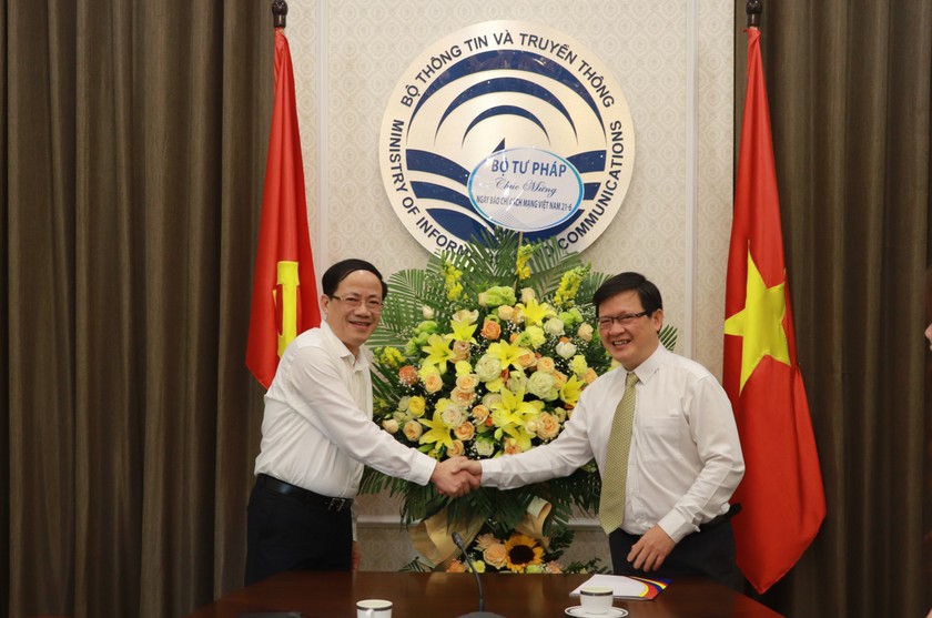 Thứ trưởng Bộ Tư pháp Mai Lương Khôi chúc mừng Bộ Thông tin và truyền thông. Thứ trưởng Phạm Anh Tuấn đón tiếp đoàn.